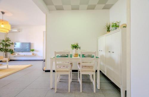 Weiyang Apartamento | Gongxi Home Plus ,beside metro station, 3 stop to bell tower, 6stop to xi'an bei station, 2 100 inch projection free trial service