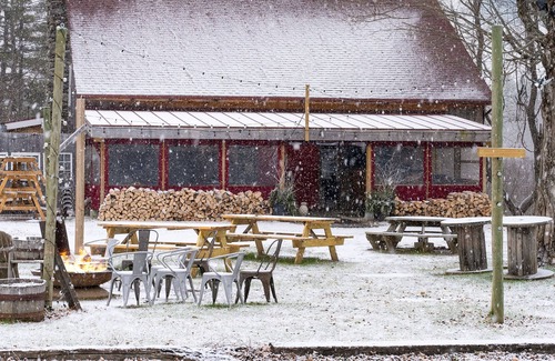 Egremont Casa | Good Dale Room at Egremont Village Inn by AvantStay | Music, Bar, Farm!