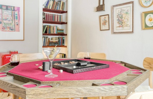 Egremont Casa | Good Dale Room at Egremont Village Inn by AvantStay | Music, Bar, Farm!