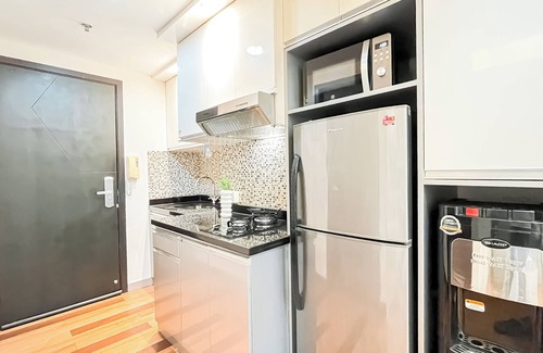Jatinegara Apartamento | Good Location Studio At Apartment Tamansari The Hive Near Lrt Station