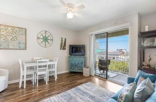Carolina Beach Apartamento | Good Vibes Carolina Beach - beautifully updated condo within walking distance to the Boardwalk villa