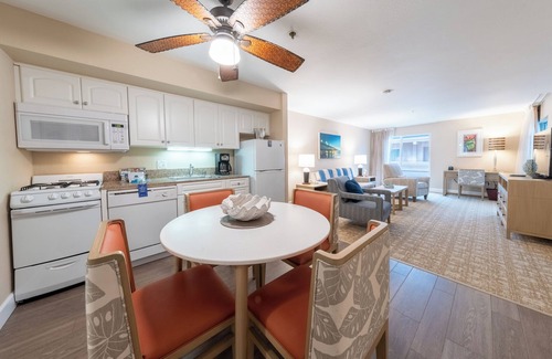 Townsite Hotel | Good Vibes! One Bedroom Suite, Near Oceanside City Beach