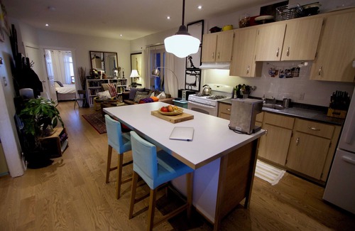 Leslieville Casa | Good Vibes Suite 93 Walk Score & 91 Transit Score