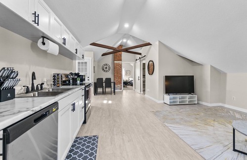 West Central Apartamento | Gorg Wooden Beams w/Brick Accents in Downtown Apt
