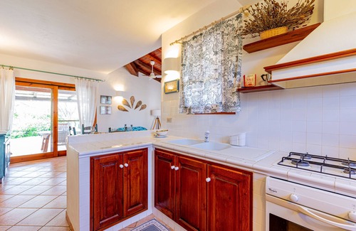 San Teodoro Villa | Espléndida villa con jardín privado y vistas al mar.