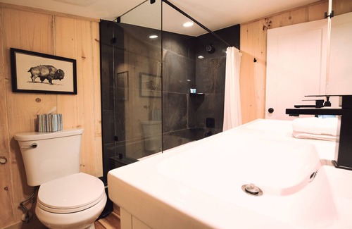 Samak Casa | Gorgeous 2 BD/2 BA River Front Cabin