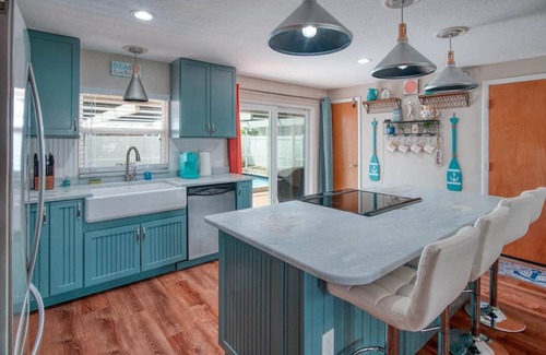 Pinellas Park Casa | Gorgeous 2BDRM with Private-Heated Pool, Mins From Gulf Coast Beaches And Parks.