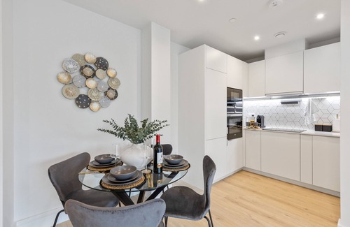 Coombe Hill Apartamento | Gorgeous 2BR apartment in London + Parking, Gym, Cinema, Games Room, Workspace
