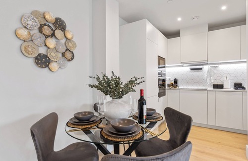 Coombe Hill Apartamento | Gorgeous 2BR apartment in London + Parking, Gym, Cinema, Games Room, Workspace