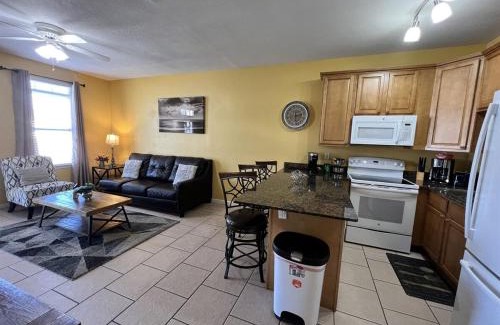 Gulfport Apartamento | Gorgeous 3 bedroom townhome Walk to the beach