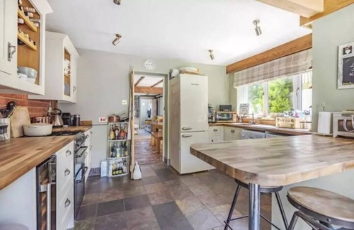 Eastleigh Cabaña | Gorgeous 3 storey cottage. Pet friendly! 7 miles from Winchester.