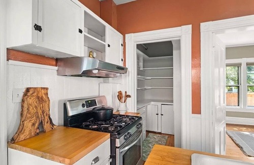 Old North End Casa | Gorgeous 4 bd - steps from Church St; Lake Champlain
