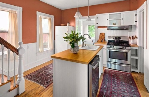Old North End Casa | Gorgeous 4 bd - steps from Church St; Lake Champlain