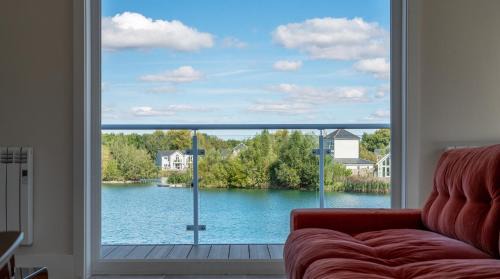 South Cerney Casa | Gorgeous 4 bedroom Cotswolds home with lake view