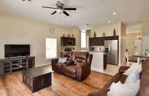 Marbella Casa | Gorgeous 5 Bdr~ Private Pool at Davenport