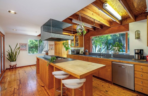 Calabasas Casa | Gorgeous 5-bedroom estate in Malibu Canyon with 2 private apartments, sleeps 13!