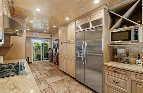 Los Angeles County Villa | Gorgeous 5 bedroom Tropical Home with Costa Rica Backyard