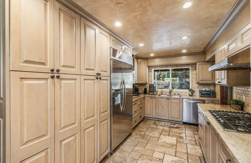 Los Angeles County Villa | Gorgeous 5 bedroom Tropical Home with Costa Rica Backyard