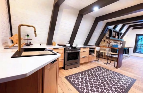 Rosa Casa | Gorgeous A Frame on 18 private acres.