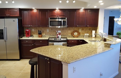 Bayway Isles Condominio | Precioso y actualizado condominio frente al mar!