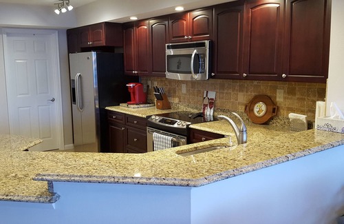 Bayway Isles Condominio | Precioso y actualizado condominio frente al mar!