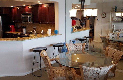 Bayway Isles Condominio | Precioso y actualizado condominio frente al mar!