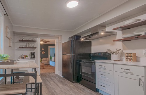 Frederick Casa | Gorgeous apt, pets, hot tub & fire pit, walk --> DT Frederick