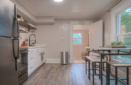 Frederick Casa | Gorgeous apt, pets, hot tub & fire pit, walk --> DT Frederick