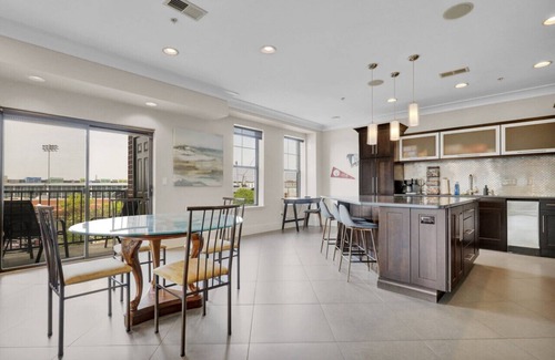 Lansing Condominio | Gorgeous Apt w/ Balcony - Walk to Stadium & Lansing Center