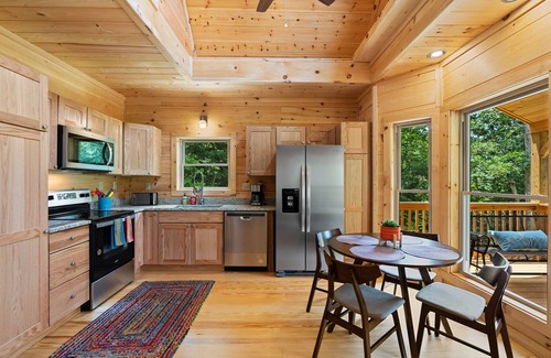 Swannanoa Cabina | Gorgeous CABIN! Huge Deck, Mountain Views,12 min to Dwtn AVL!!!