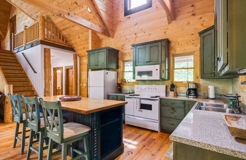 McCaysville Cabina | Hermosa cabaña con sala de juegos, enormes terrazas y vistas al agua, ¡cerca de caminatas y pesca!