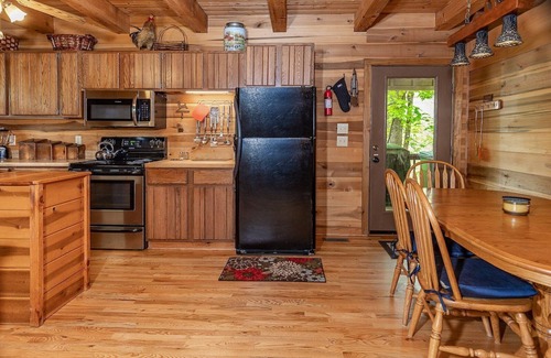Lake Toxaway Cabina | Gorgeous Cabin with Hot Tub and Pickleball - Minutes to Hiking + Waterfalls