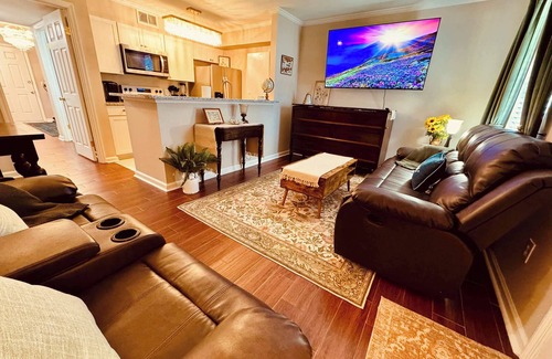 Auburn Condominio | Gorgeous Condo across from Vet School - King Bed, Full Kitchen, Pool