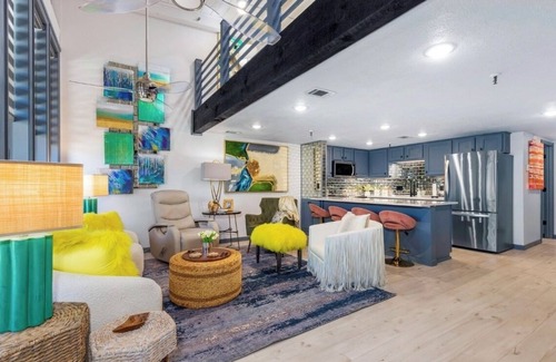 Afton Condominio | Gorgeous condo with patio and lake view in Monkey Island near Shangri-La.