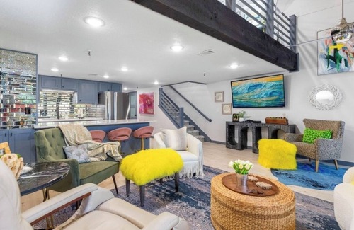 Afton Condominio | Gorgeous condo with patio and lake view in Monkey Island near Shangri-La.