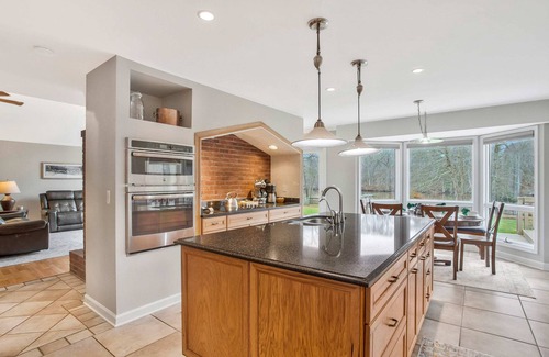 Queenstown Casa | Gorgeous Creek Side Ranch-Style Estate With Dock