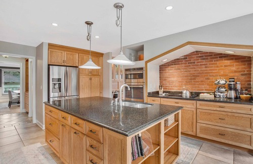 Queenstown Casa | Gorgeous Creek Side Ranch-Style Estate With Dock