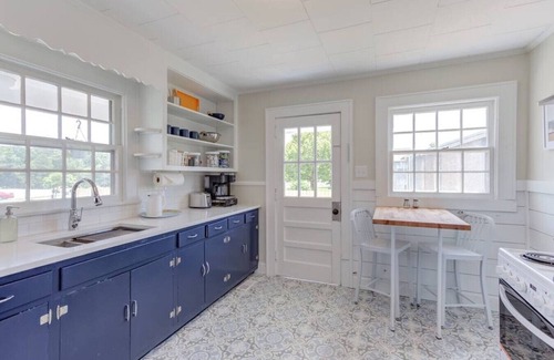 Graham Casa | Gorgeous duplex home near charming park