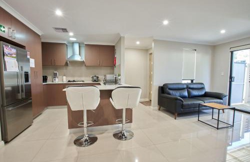 Westminster Casa | Gorgeous Family House near Shops