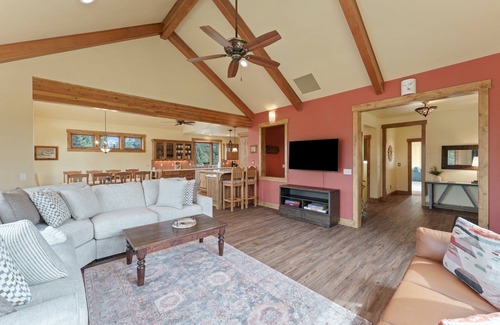 Bend Casa | Gorgeous Family Retreat, Hot Tub, A/C, Views, Ponds, Wiildlife