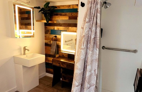 White Mills Cabina | Gorgeous free standing Treehouse cabin with all the amenities!