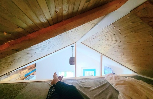 White Mills Cabina | Gorgeous free standing Treehouse cabin with all the amenities!