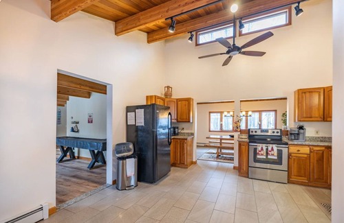 Sunday River Area Casa | GORGEOUS HOME ACROSS THE STREET FROM THE TRAIL