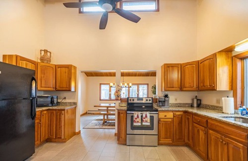 Sunday River Area Casa | GORGEOUS HOME ACROSS THE STREET FROM THE TRAIL