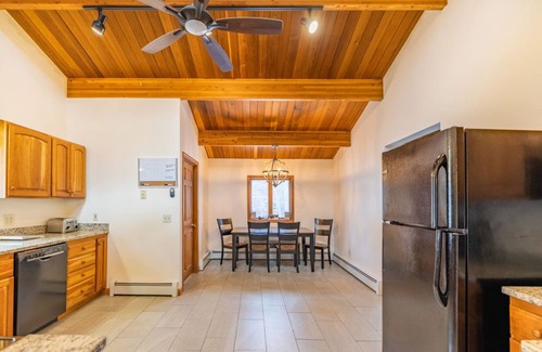Sunday River Area Casa | GORGEOUS HOME ACROSS THE STREET FROM THE TRAIL