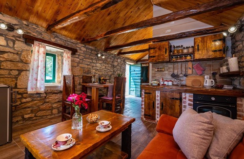 Benkovac Casa | Preciosa casa en Zelengrad con cocina.