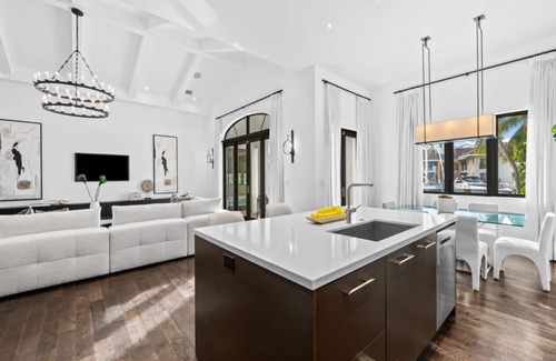 Nurmi Isles Casa | Gorgeous Home on the water at Las Olas Isles with beautiful pool & yacht Charter