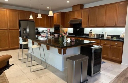 Tracy Casa | Gorgeous House 4 You: 4B+2.5b+Office+12' Kitchen Island