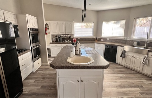 Taylor Ranch Casa | Gorgeous house w/hot tub pool table gaming table next to amazing walking trail!