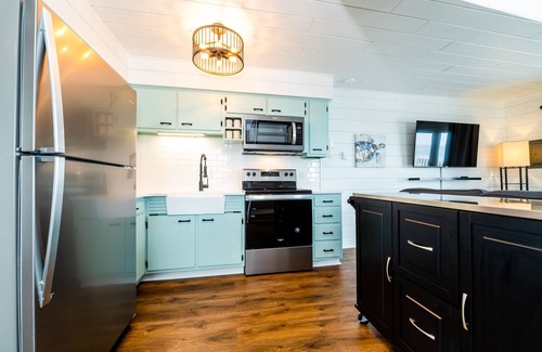 Stevensville Chalet De Esquí | Gorgeous Lake Michigan Views: Completely Remodeled and Steps from the Beach!
